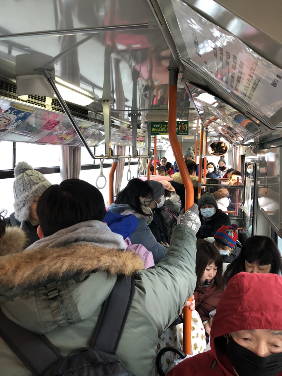 北海道的年輕人活動力強、陸客又多，因此成為日本確診人數最多地區。(圖為道南巴士內) 圖：劉黎兒/攝