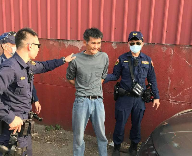 歐力源昨晚破壞電子腳鐐逃離住處，警方下午在高雄岡山、燕巢交界處將他逮捕。 圖：翻攝自我是中壢人臉書