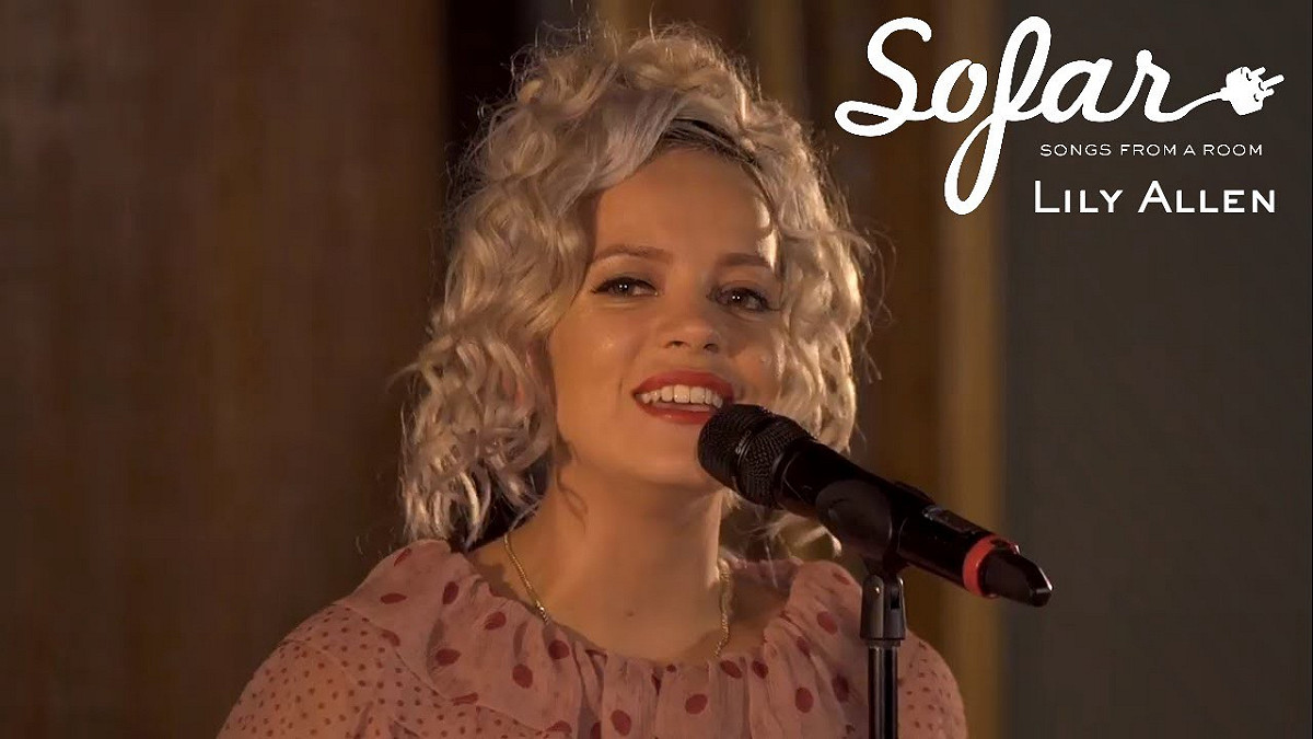 Sofar Sounds 邀請知名歌手 Lily Allen ，一同為音樂傳記電影《波希米亞狂想曲》宣傳。 圖：取自 Sofar Sounds YouTube