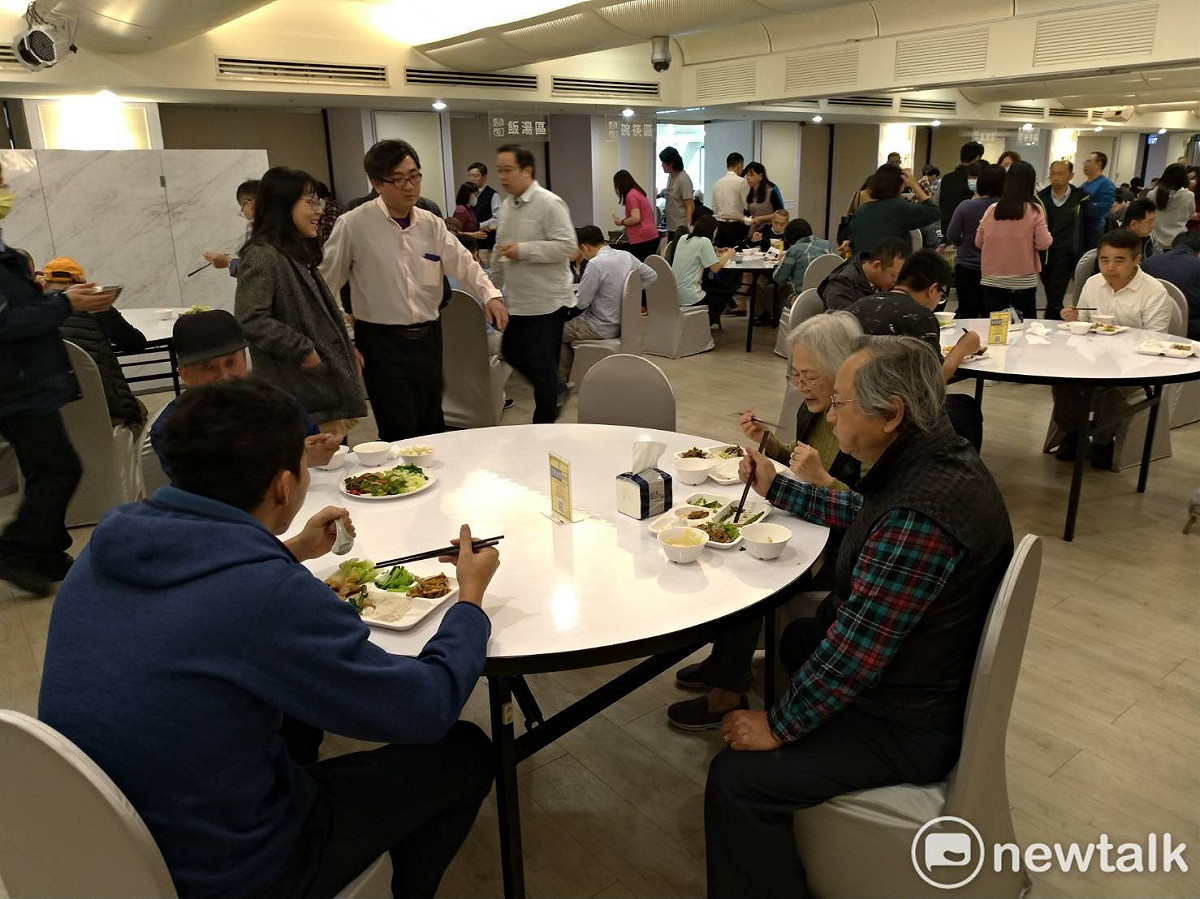新北市府員工餐廳自今天起桌數減半，每桌只坐4人。 圖：王峻昌／攝