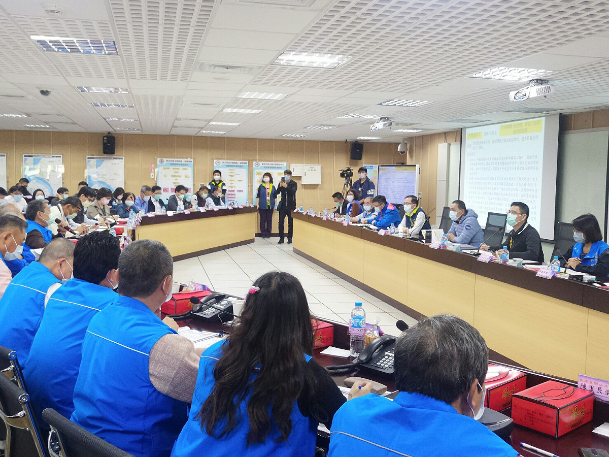 新北市長侯友宜 (後排右三)率市府團隊至淡水與里長座談，傾聽基層聲音第一線解決市民需求。  圖：新北市民政局提供