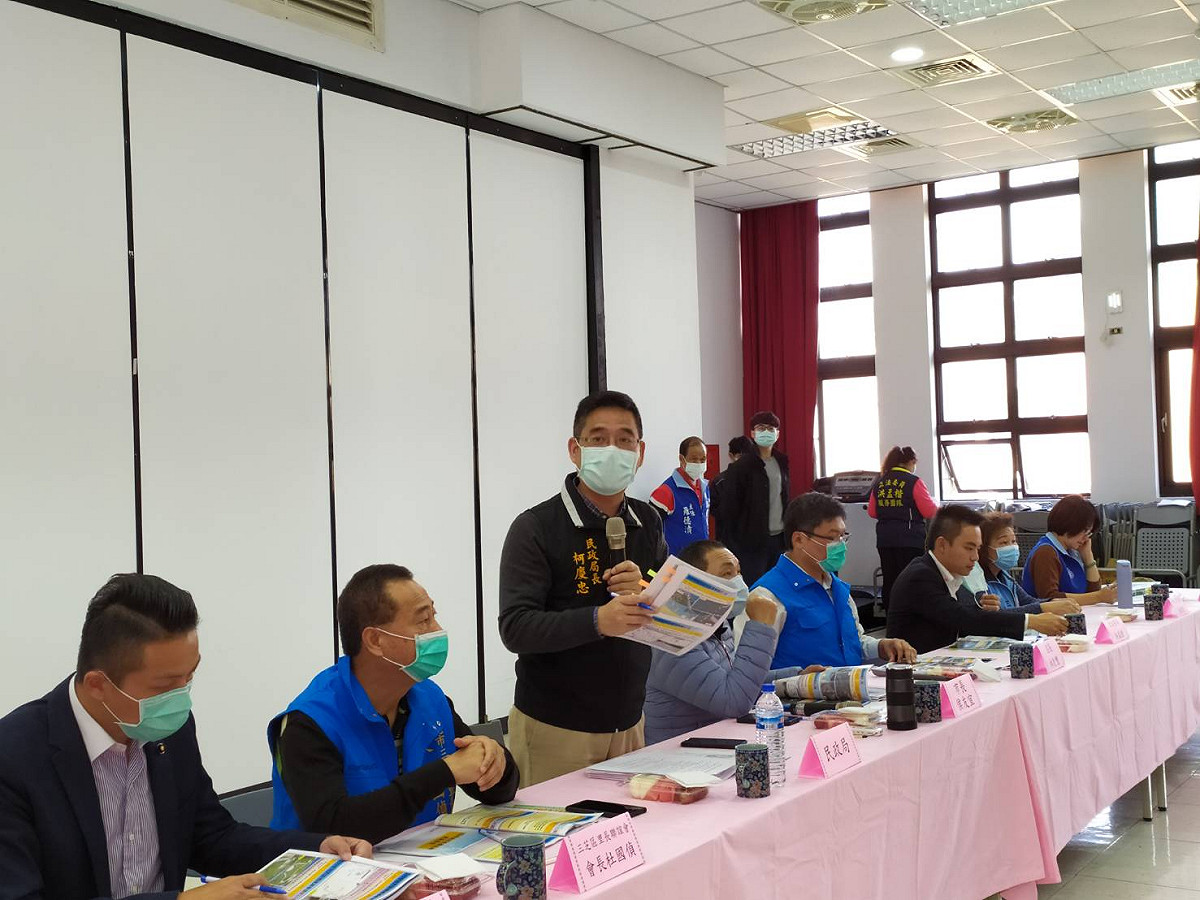 新北市府團隊至三芝與里長座談，民政局長柯慶忠說明地方反映意見的解決情形。 圖：新北市民政局提供