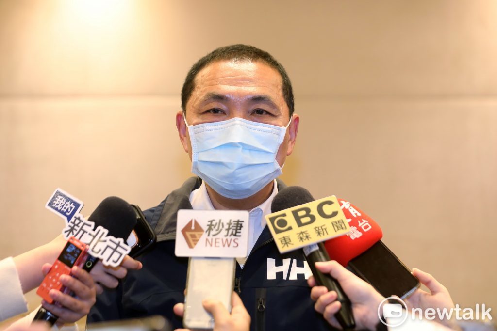 侯友宜說明新北市政府已備妥防疫備援方案，必要時可能會異地辦公或分流上班。 圖：林昀真／攝