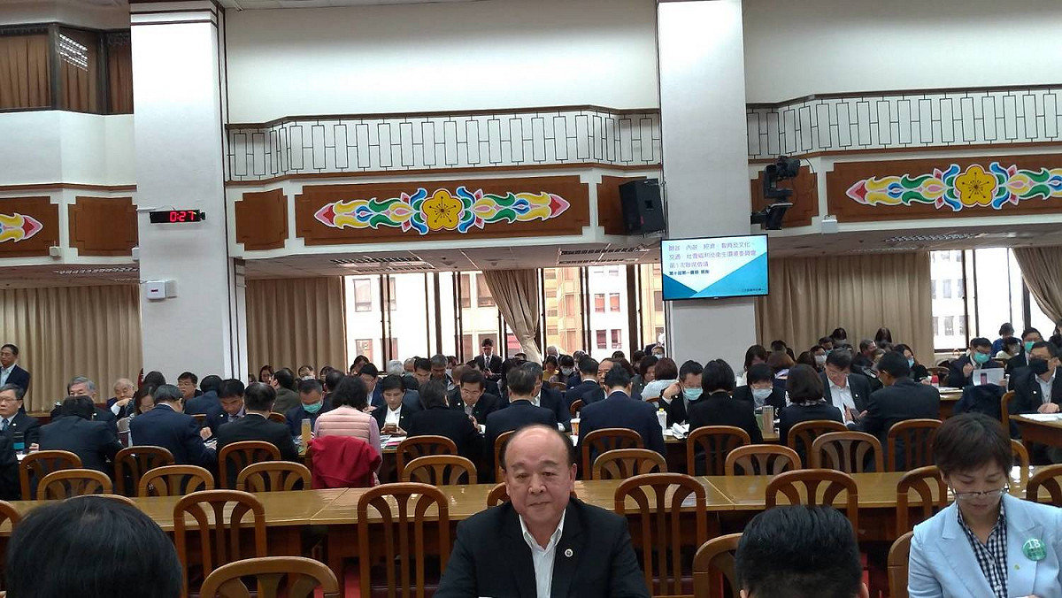立法院9樓會議室塞滿官員、幕僚，引起立委憂心。 圖:陳佩君/攝