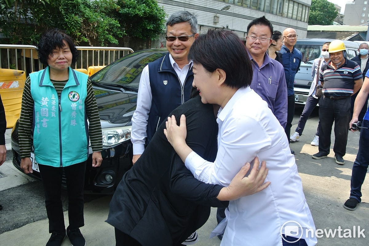 盧秀燕給張雅音一個大擁抱。 圖：唐復年/攝
