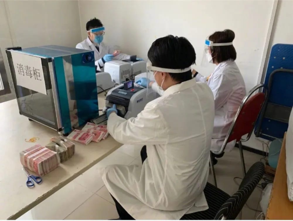 中國大陸各銀行皆要遵守鈔票消毒洗澡流程 圖：翻攝自新華視點