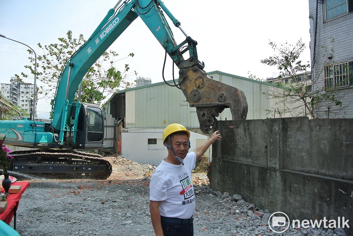 市議員鄭功進要市府開路不能只做半套。 圖 : 唐復年/攝