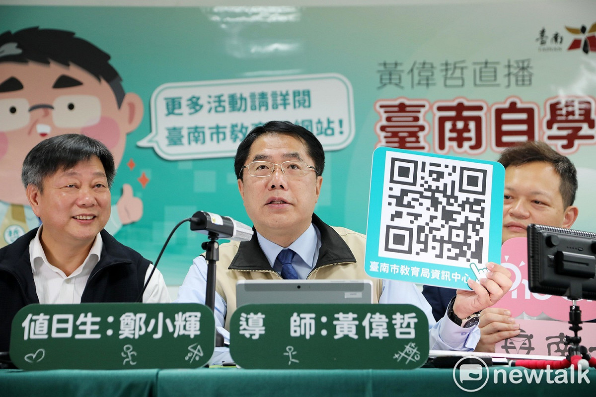 黃偉哲化身直播主黃小哲體驗線上教學。 圖：黃博郎／攝