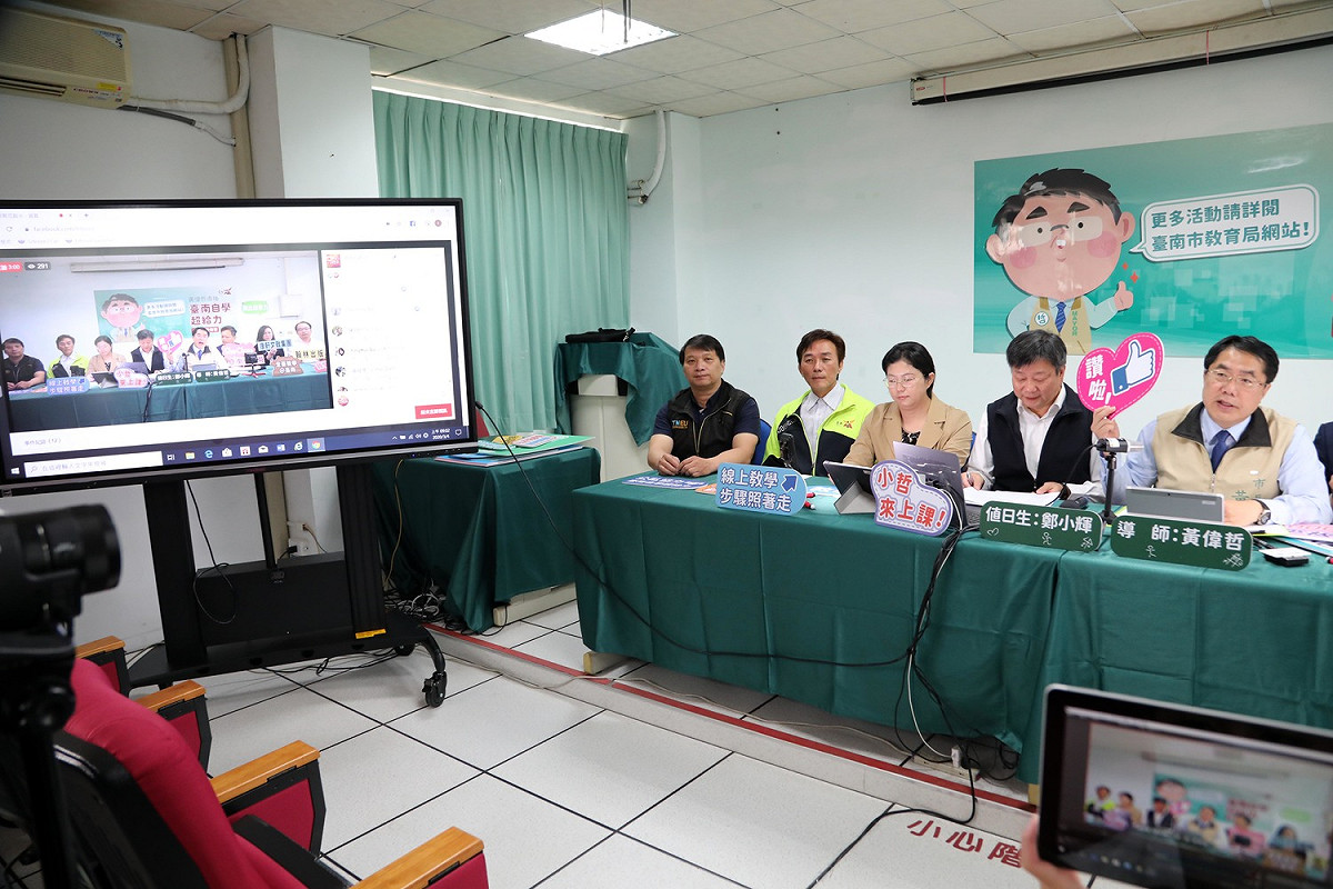 台南市長黃偉哲與出版商代表透過台南市教育花路米臉書，上線直播與各中小學校長及老師團隊分享線上學習資源的內容及使用方式， 圖：黃博郎／攝