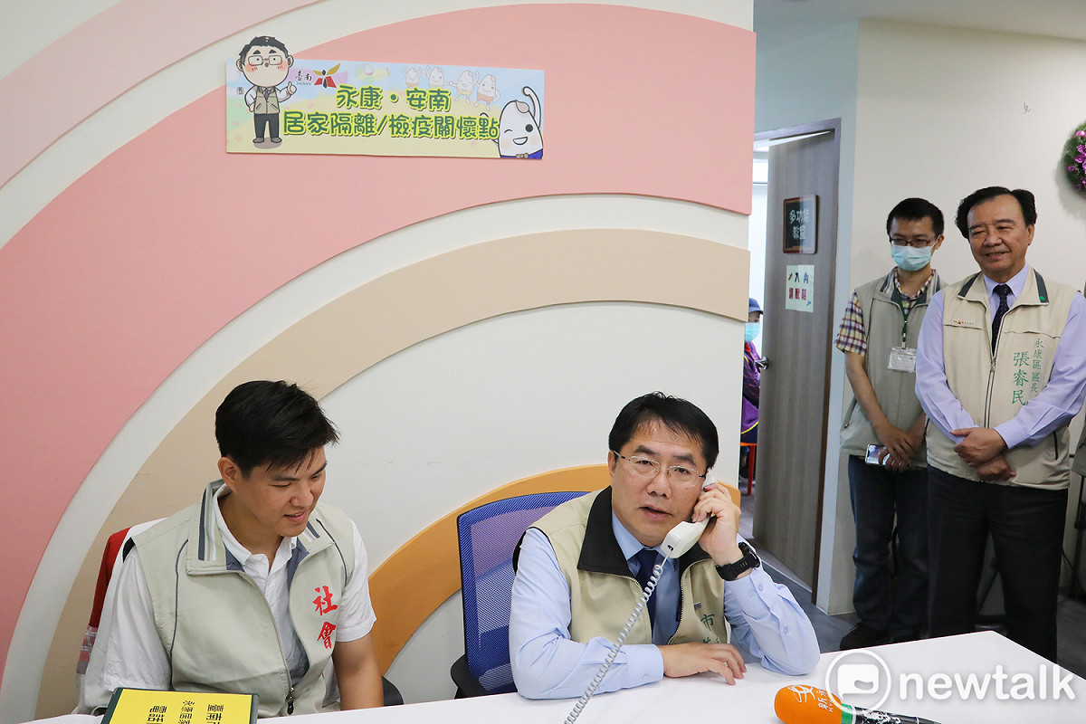 黃偉哲視察永康社福中心居家檢疫關懷點，並與居家受檢者通話，讓市民朋友又驚又喜。 圖：黃博郎／攝
