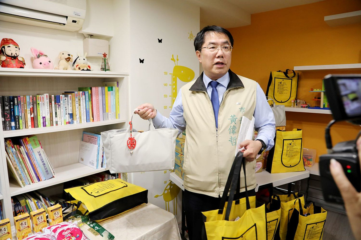 黃偉哲視察永康社福中心居家檢疫關懷點，表達市府對民眾的支持、關心，慰勉辛苦的社工同仁。 圖：黃博郎／攝
