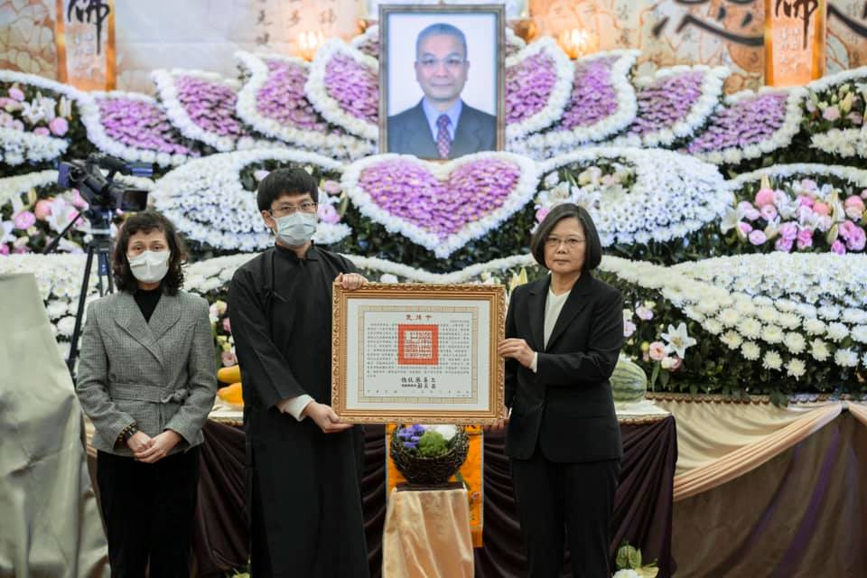 蔡英文總統今（4）出席故財政部前部長、台灣期貨交易所董事長許虞哲的追思會。 圖：擷自蔡英文臉書
