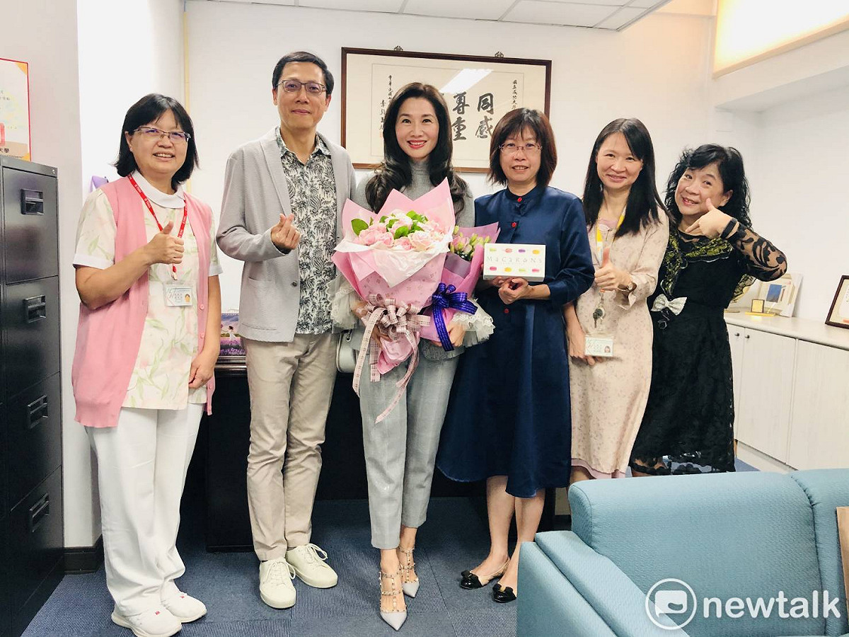 成大護理系校友高嘉璘與丈夫江弘佑有感成大防疫人員的辛勞與付出，特別捐贈高品質維他命C發泡錠及鐵+C發泡錠，讓守護他人健康的防疫人員能隨時補充營養。 圖：黃博郎／攝