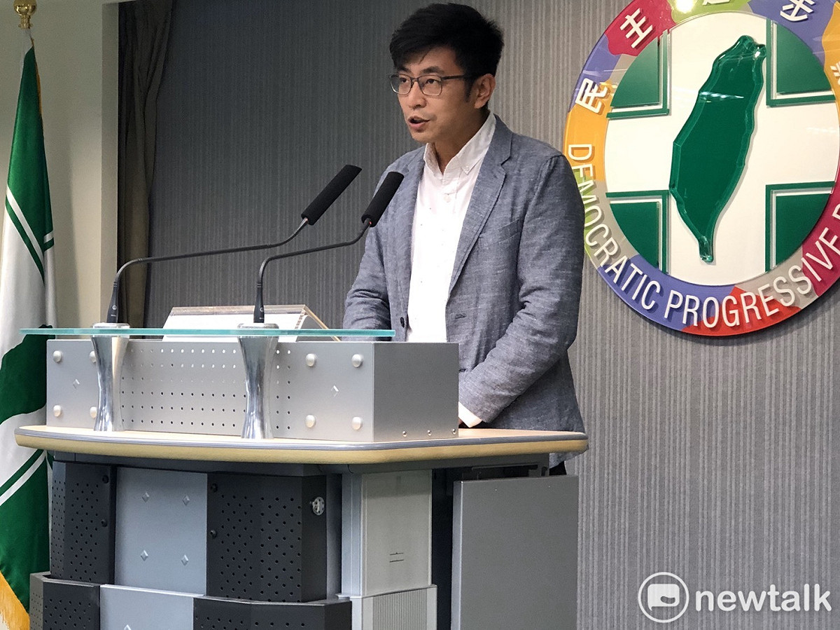 民進黨發言人周江杰在中常會後轉述黨主席卓榮泰聽取報告後裁示。 圖：謝莉慧/攝（資料照）