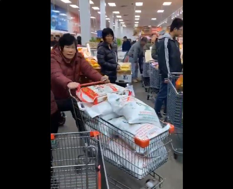 近日洛杉磯華人區的大型購物賣場出現搶購物資現象，飲水和米、麵粉等糧食、衛生紙等生活用品。 圖：翻攝自Twitter影片