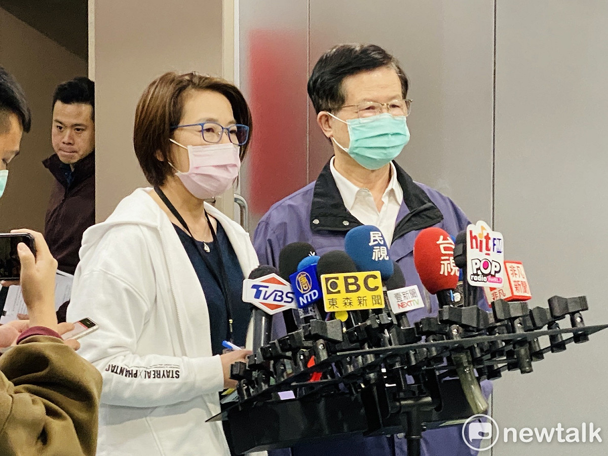 台北市副市長黃珊珊（左）、北市衛生局長黃世傑（右）。 圖：周煊惠 ／攝