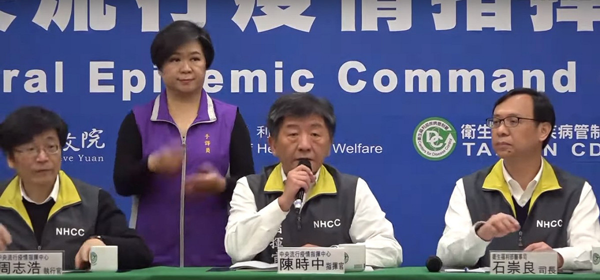中央疫情指揮中心指揮官陳時中(左)與衛福部醫事司長石崇良(右)共同出席記者會。 圖：翻攝自中央疫情指揮中心Youtube