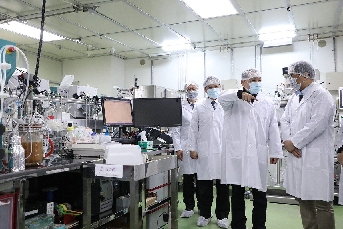 新北市長侯友宜(右二)參訪汐止台康生技股份有限公司，了解新北生技廠商研究新冠肺炎相關治療產品情形。  圖：新北市經發局／提供