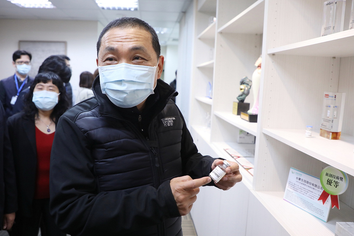 侯友宜特別感謝台康生技免費提供載體蛋白進行相關研發製程，在防疫工作上和政府並肩作戰。 圖：新北市經發局提供