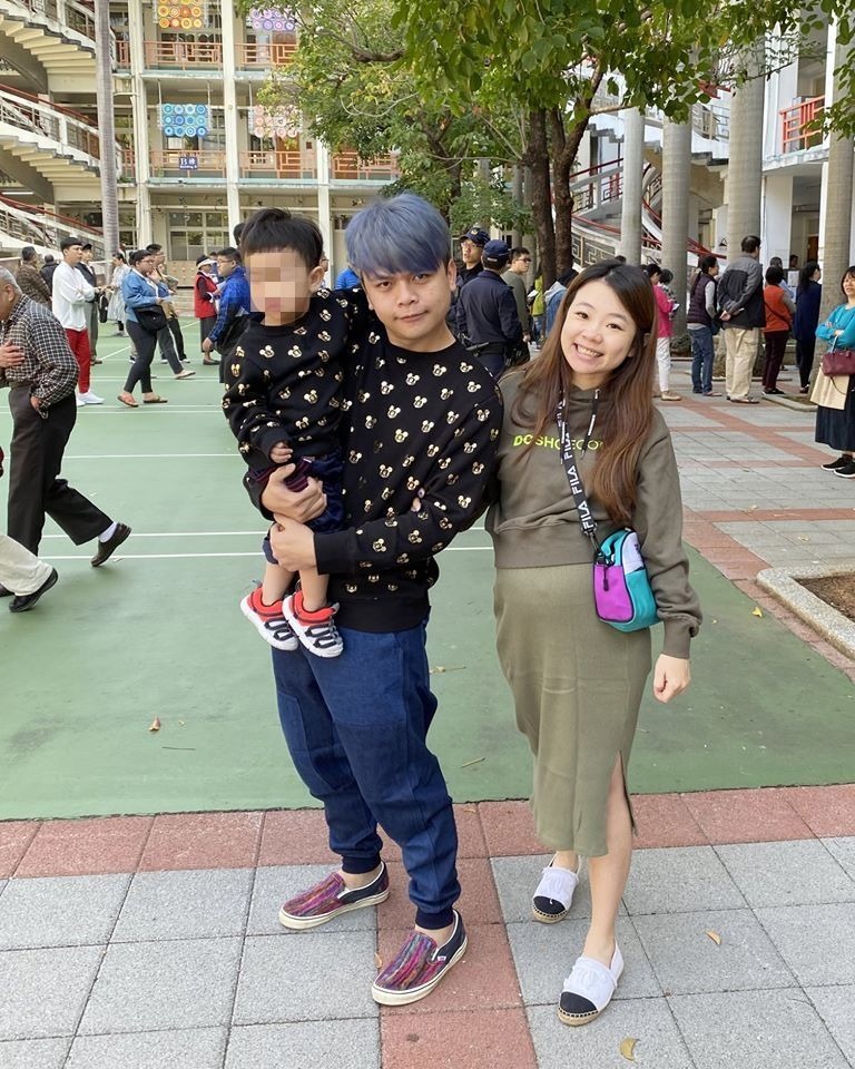 蔡阿嘎騎車等紅燈遇襲造成他膝蓋挫傷，孕妻驚嚇宮縮送醫。 圖：翻攝蔡阿嘎臉書（資料畫面）