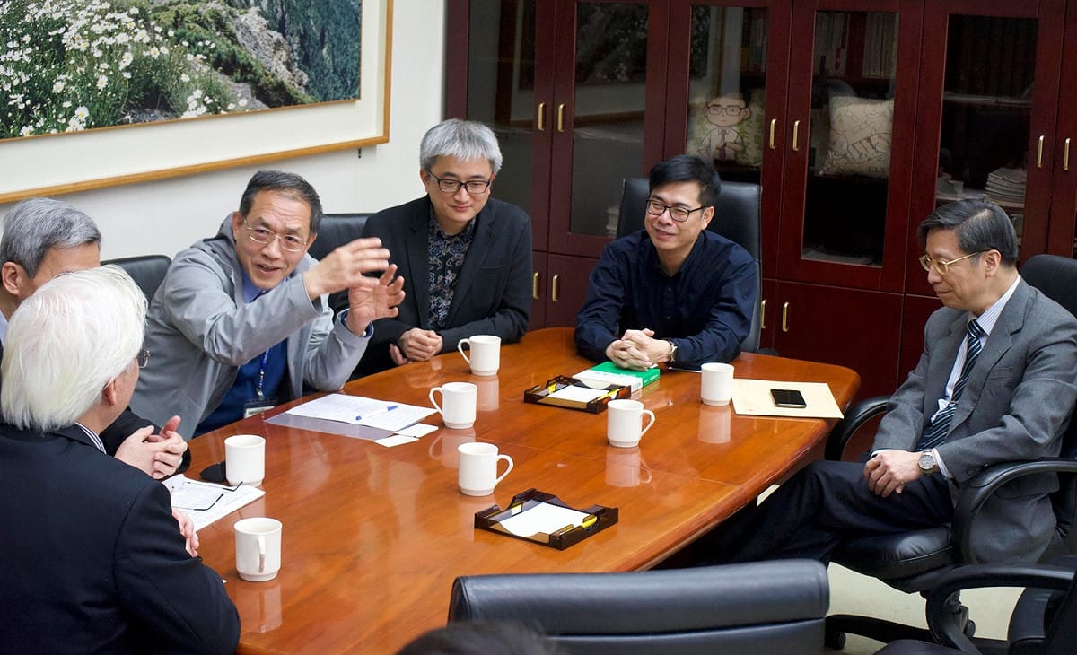 陳其邁今天邀集政務委員吳政忠、台大副校長張上淳和各領域的專家，全盤檢視目前的防疫作為。 圖：翻攝自陳其邁臉書