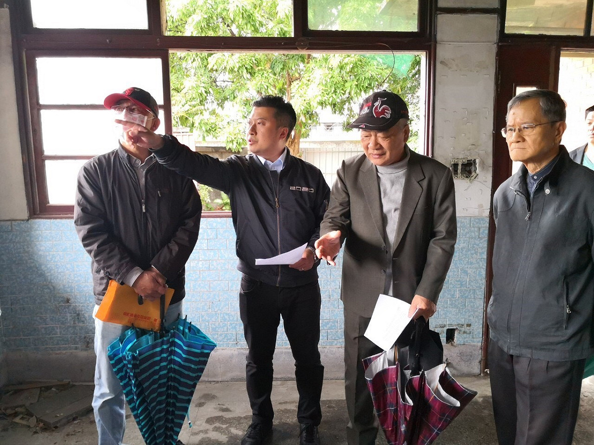 新北市議員張志豪（左二）、中和庄文史協會理事長黃政瑞（右一）及金門縣政府、新北市政府官員會勘太武山莊。 圖：張志豪研究室/提供