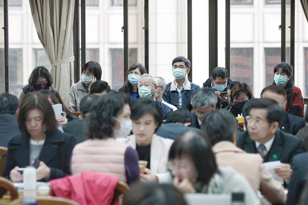 立法院委員會召開時，會議室所有的的窗戶通風，保持通風，以降低武漢肺炎病毒群聚感染的機會。 圖：張良一/攝