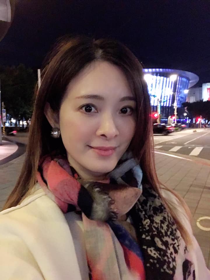劉真在動完開顱手術後仍昏迷，醫界傳她可能還得進一步安裝「可攜式人工肺」續命。 圖：取自劉真臉書
