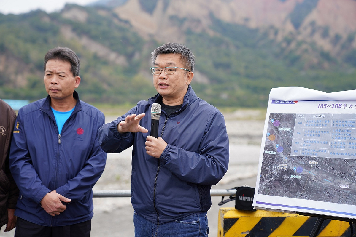 立法院副院長蔡其昌持續向中央爭取大安溪堤防護岸整治經費。 蔡其昌辦公室/提供