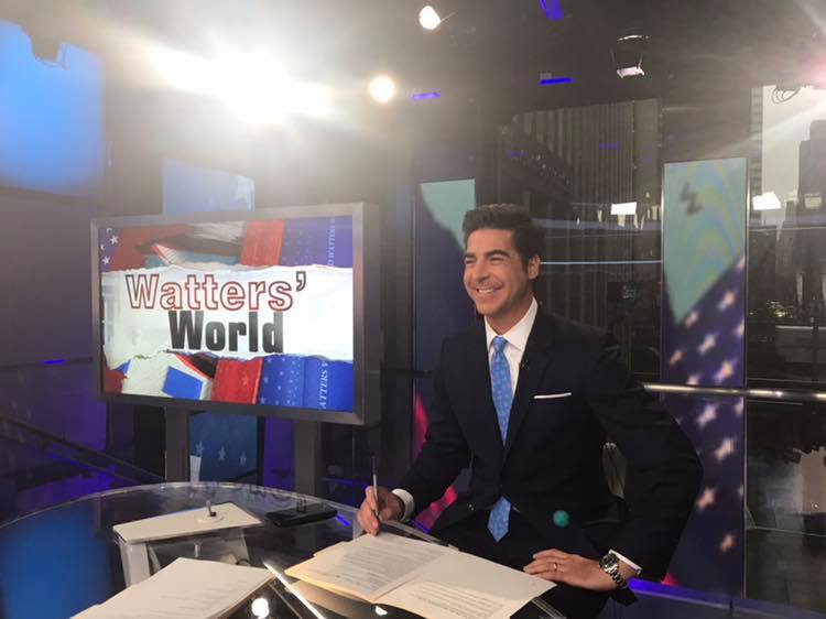 美國福斯電視台主持人傑西沃特斯（Jesse Watters）日前在節目上開玩笑，要求中國為武漢肺炎在全球大流行一事道歉。 圖：翻攝自Jesse Watters臉書