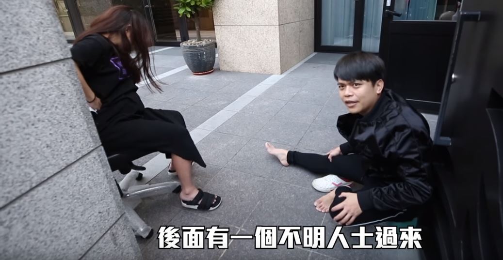 蔡阿嘎透過影片說明自己和太太遭人攻擊的事發經過。 圖：取自蔡阿嘎youtube