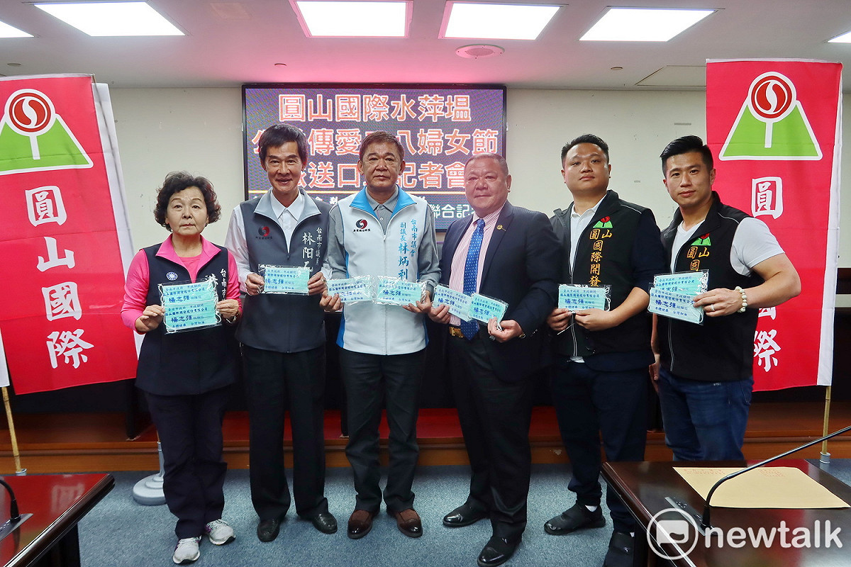 圓山國際開發公司總裁楊志強為幫助市民抗疫，除大量購進次氯酸水發放給民眾，並自澳洲購進6萬個口罩，將於水萍塭公園發放。 圖：黃博郎／攝