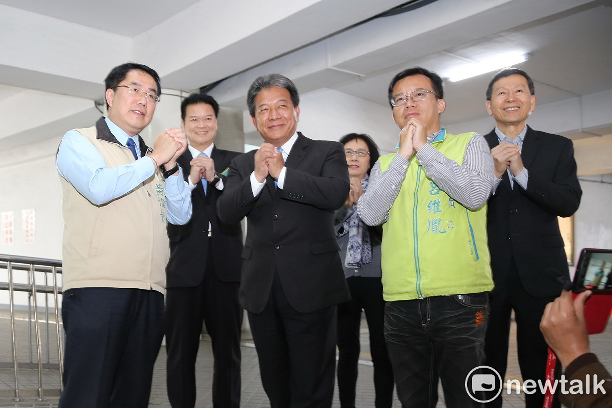 配合中央防疫政策，並推動全民抗疫，臺南市議長郭信良與台南市長黃偉哲攜手在永華市政中心拍攝宣導影片，推行「拱手不握手、大家勤洗手、防疫全民守」的觀念。 圖：黃博郎／攝