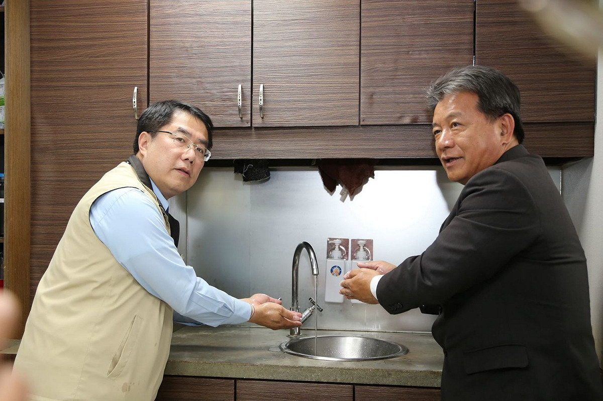 郭信良和黃市長依照洗手7字訣「內、外、夾、弓、大、立、腕」示範洗手，希望大家看了影片後，都能正確洗手，遠離疫病。 圖：黃博郎／攝