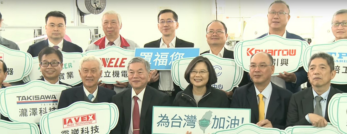 蔡英文總統(前排右3)5日參訪「口罩生產國家隊」建置情況，與業者合影。 圖：擷取自蔡英文YOUTUBE