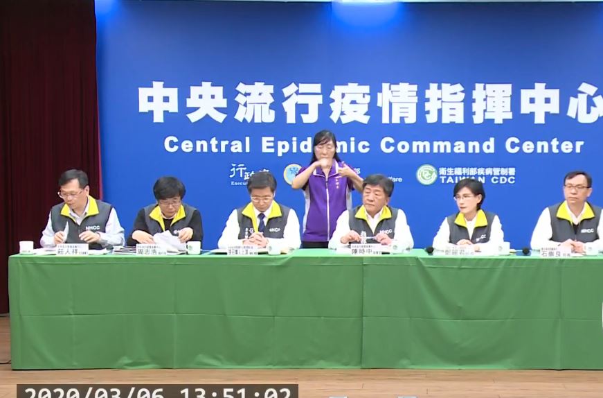 中央流行疫情指揮中心說明最新疫情狀況。 圖：翻攝自疾管署直播影片