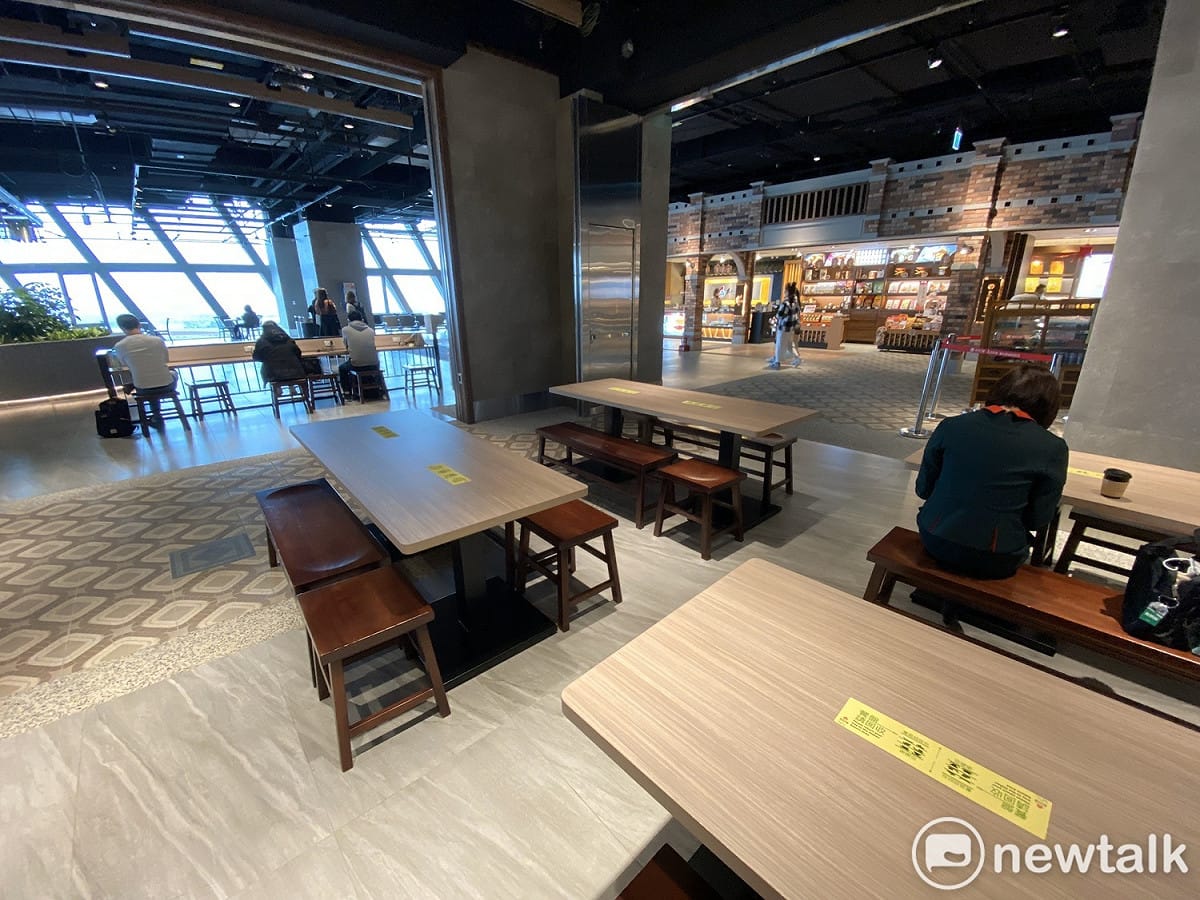 桃園機場旅客量大減，連帶影響機場內的美食街店家生意慘淡。 圖：林昀真/攝