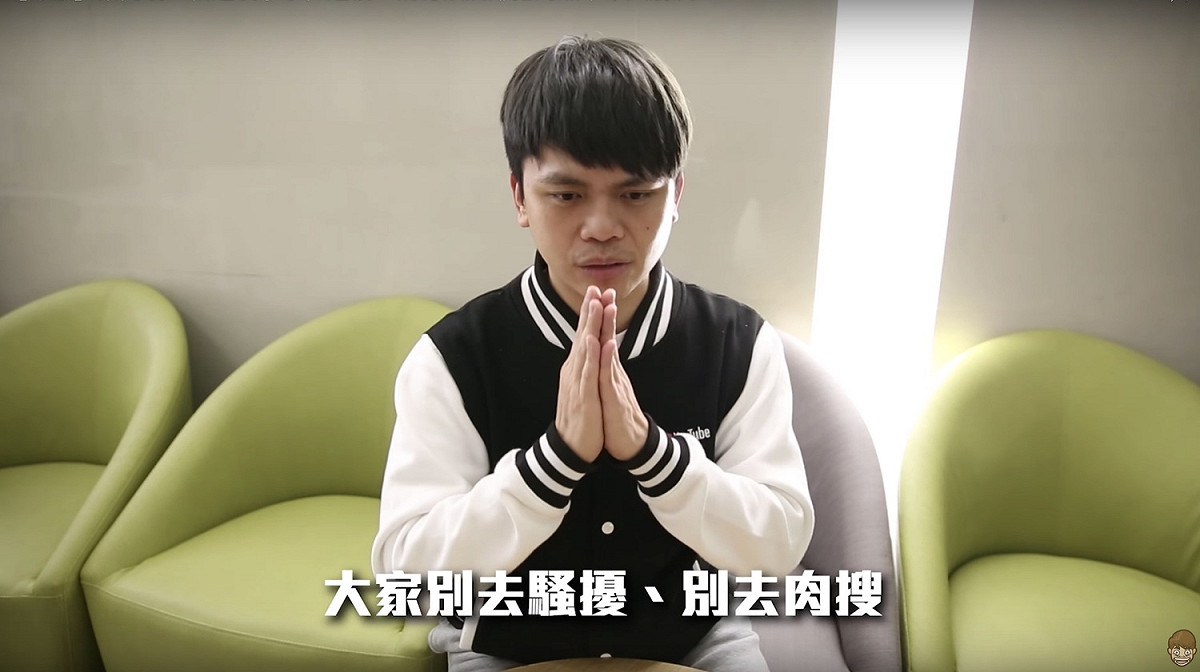 蔡阿嘎雙手合十呼籲勿肉搜嫌犯親友。 圖：取自蔡阿嘎Youtube