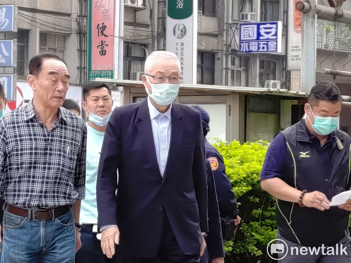 國民黨前主席吳敦義現身中央黨部投票。 圖：黃建豪/攝