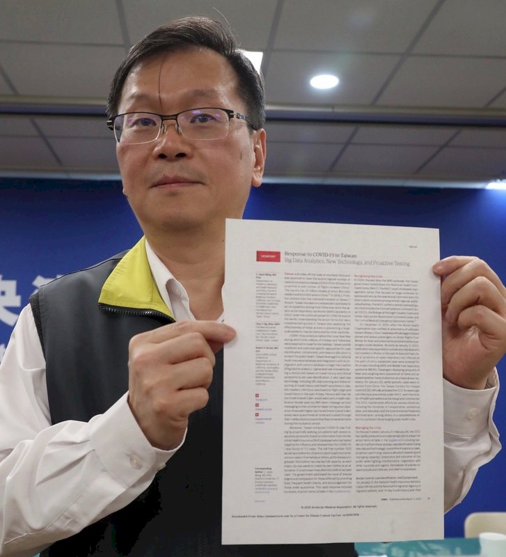 台灣對抗武漢肺炎經驗受矚目，中央流行疫情指揮中心監測應變官莊人祥日前秀出美國醫學會雜誌刊登史丹佛大學醫學院小兒科副教授王智弘（JasonWang）文章，文中指台灣團隊迅速認識危機，啟動應變措施，每天向民眾簡報，準確提供訊息安定民心，是迅速應變並保護公民利益的範例。 圖/中央社