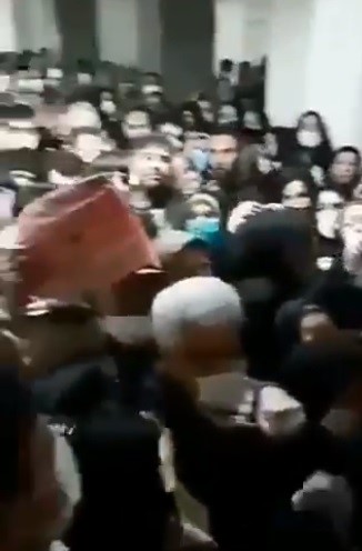 隨著武漢肺炎疫情升溫，網傳伊朗某間醫院被民眾擠爆，可見其醫療系統難以負荷。 圖：翻攝自微博