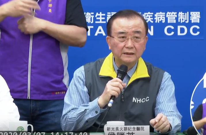 新光醫院院長侯勝茂透露日前協助帛琉採檢過程，自豪地說台灣的防疫能力受到世界肯定。 圖：翻攝自疾管署直播影片