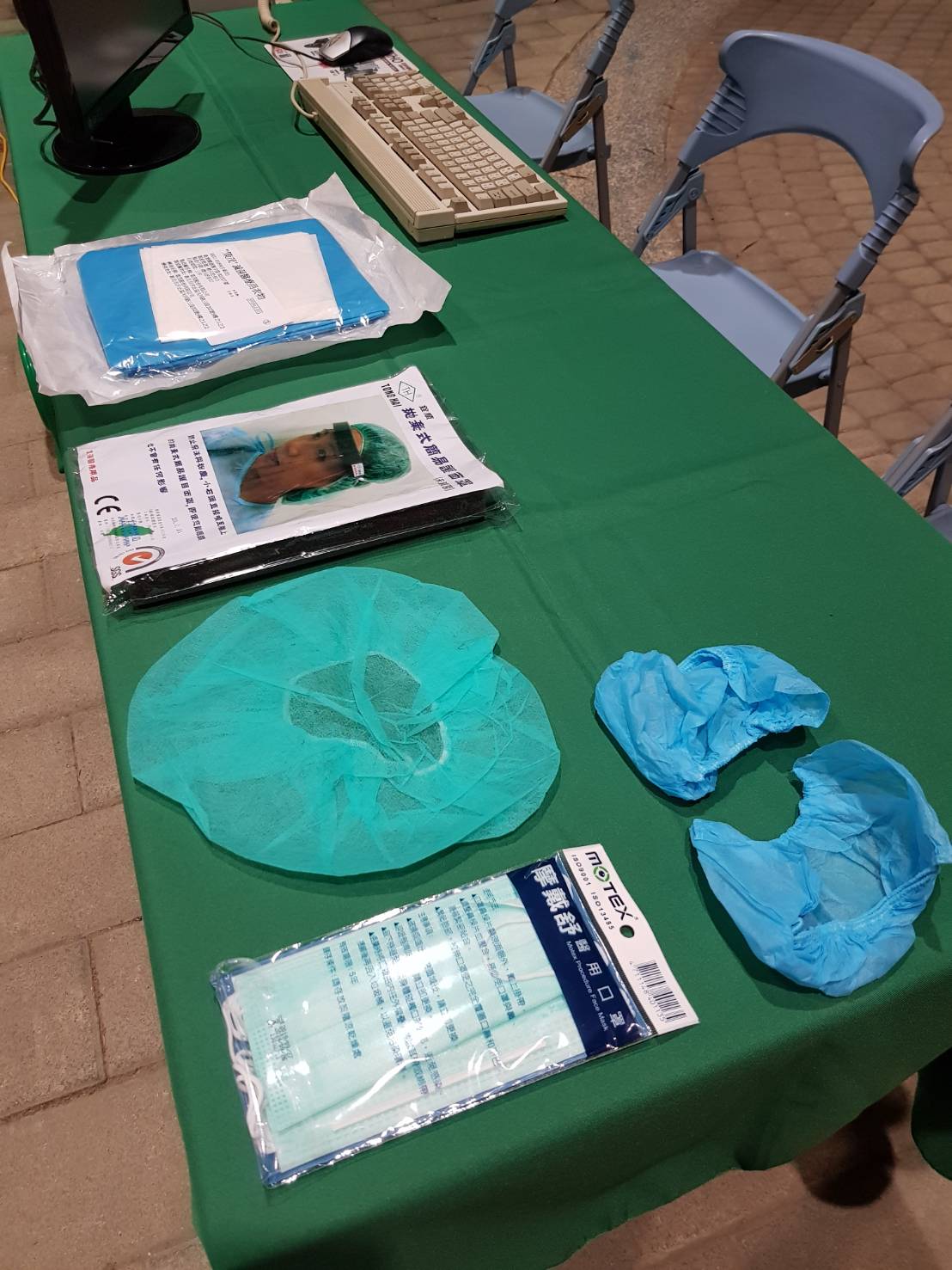 嘉義地院偵訊自大陸返台投案的通緝犯，包括人犯和地院相關人員都全副武裝防疫。 圖：嘉義地方法院/提供