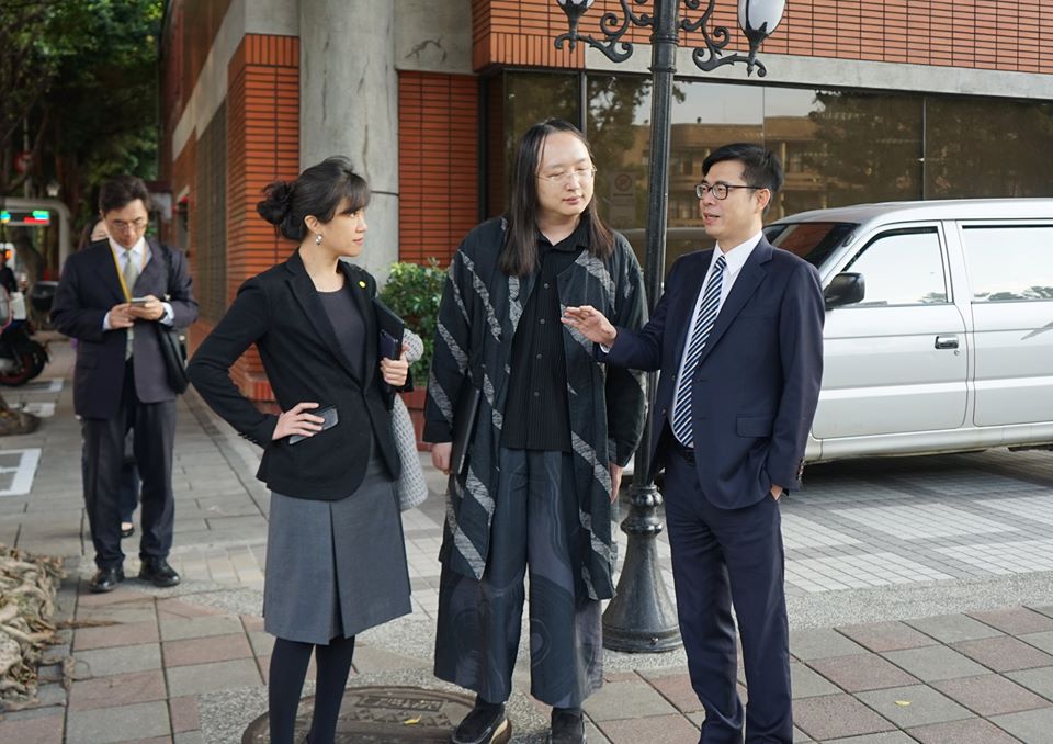 行政院副院長陳其邁6日指出，「口罩實名制」再升級，升級主要是減輕第一線人員負擔，並讓民眾更容易買到口罩。 圖：翻攝自陳其邁臉書