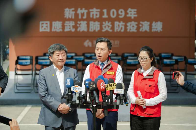 中央流行疫情指揮中心指揮官陳時中(左一)7日與新竹市長林智堅(左二)前往新竹馬偕紀念醫院參加防疫演練。 圖：新竹市政府/提供
