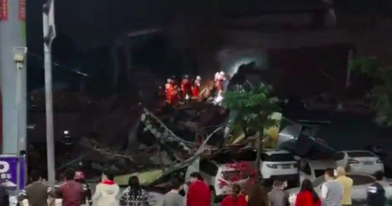 福建泉州欣佳酒店一酒店倒塌，70人被埋，救援人員仍在營救。 圖：翻攝自新浪網