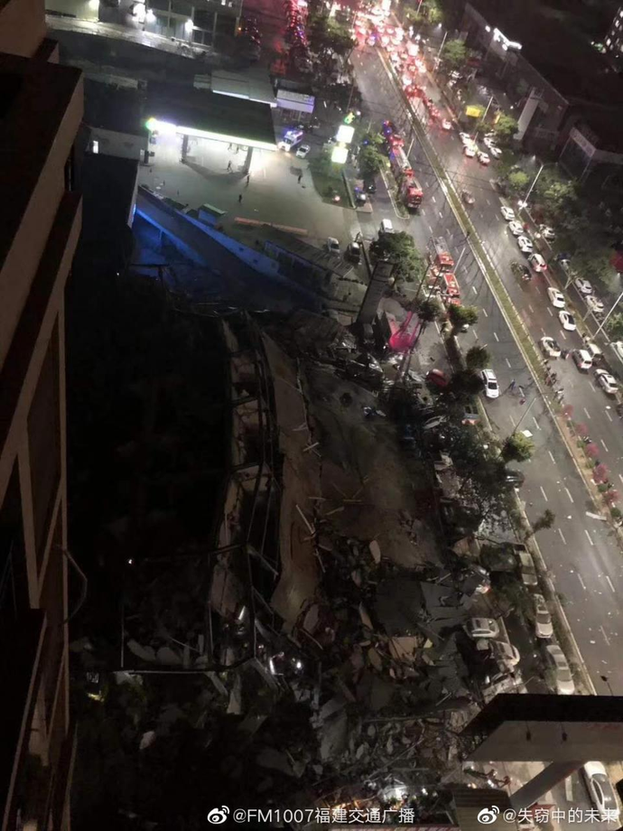 欣佳酒店整幢完全倒塌，多人被困，持續救援中。 圖：翻攝自微博