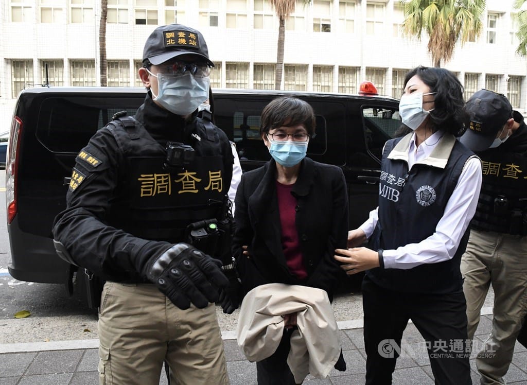 潤寅詐貸案主嫌楊文虎、王音之逃亡美國，調查局1月21日押解楊文虎返台，美方7日把王音之（中）押上班機，8日清晨抵台，調查局接手解送王音之到台北地檢署歸案。 圖/中央社