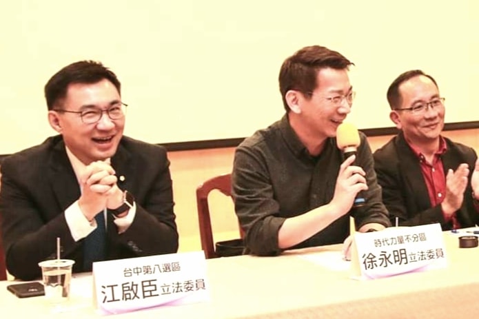 徐永明在臉書PO出一張2016年與江啟臣一起回東吳政治系分享立委心得的合影。恭喜江啟臣高票當選國民黨主席。 圖:擷自徐永明臉書