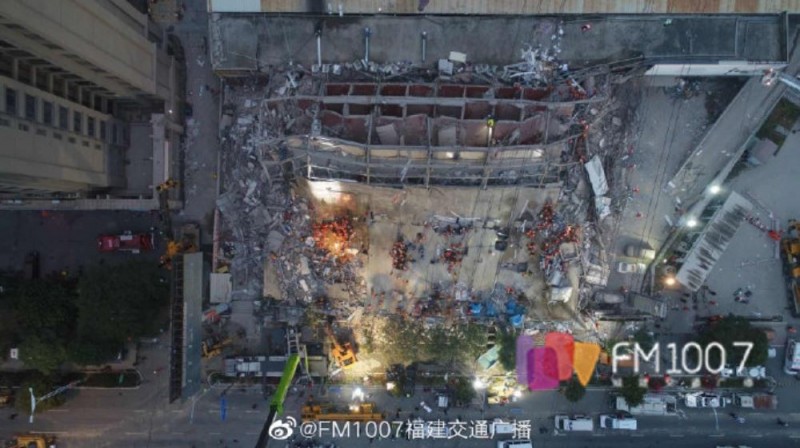 福建泉州市欣佳酒店3月7日坍塌造成29人死亡，包括泉州市長在內49名公務員遭處分。 圖：擷取自福建交通廣播微博